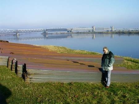 Antoni Kornas pokazuje stalowe elementy, które zostaną wbite w dno rzeki.
