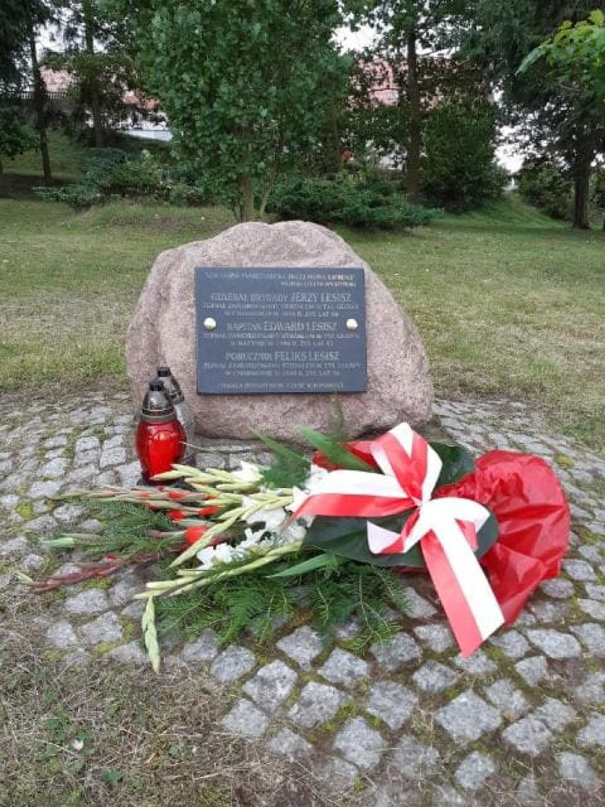 Powiat sztumski. 81 rocznica napaści ZSRR na Polskę. Przedstawiciele władz samorządowych i uczniowie złożyli kwiaty 