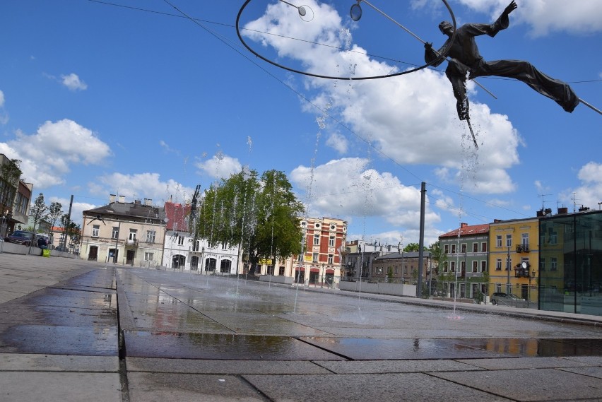 Stary Rynek w Częstochowie jest piękny... ale martwy. Okoliczne lokale są zamknięte. Zobacz ZDJĘCIA