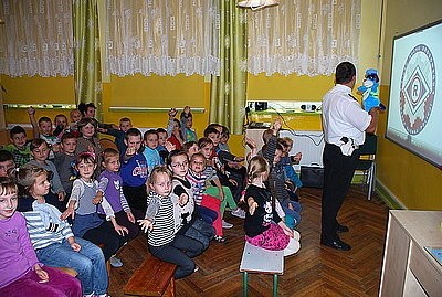 Policjanci z Myszkowa spotkali się z uczniami ze Szkoły Podstawowej w Przybynowie.