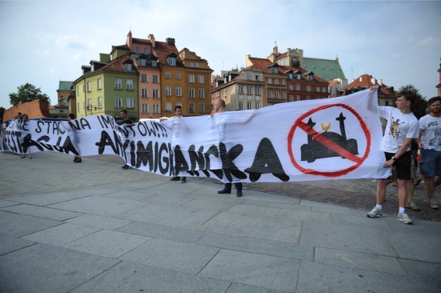 Manifestacja na Placu Zamkowym oraz pod PKiN. Dwa głosy w sprawie imigranów