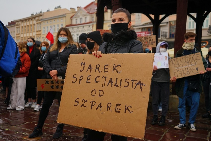 Strajk kobiet w Rzeszowie: najciekawsze hasła i slogany na transparentach. To prawdziwe memy!