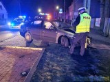 W Czarnowąsach kierowca uderzył w latarnię i uciekł z miejsca zdarzenia. Policja szuka sprawcy
