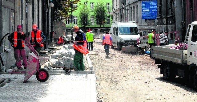 Bankową już brukują
Na ulicy Bankowej prace trwają od zeszłego roku. Jeden odcinek, od Rynku do Kaczyńca, jest już gotowy. Czekają go tylko odbiory. Oddany powinien więc zostać do końca sierpnia. Na pozostałej części ulicy, a więc od Kaczyńca do Górnych Wałów, również niedługo zakończą się prace. Obecnie robotnicy układają bruk. Samochody powinny pojechać tędy w drugiej połowie września.