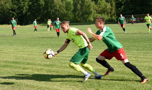 Bogini zwycięstwa sprzyjała też zawodnikom z Przytocznej. Na własnym boisku pokonali Polonię z Lipek Wielkich. Pierwszą bramkę zdobył w 45. minucie Łukasz Kwiatkowski. Po przerwie Zjednoczeni wiele razy atakowali bramkę rywali. W 83. minucie Jarosław Krysiak podwyższył wynik na 2:0, a dwie minuty później Patryk Minge zdobył trzeciego gola i ustalił wynik na 3:0 dla gospodarzy.