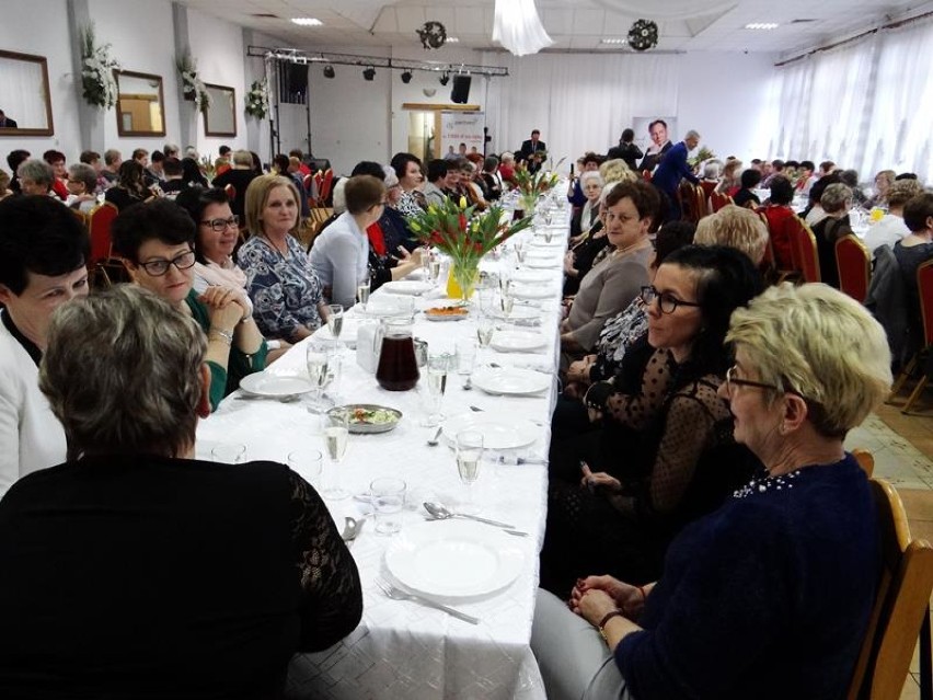 Członkinie kół gospodyń wiejskich z gminy Dobrzyca świętowały Dzień Kobiet. W sali w Nowym Świecie pojawiło się 180 pań