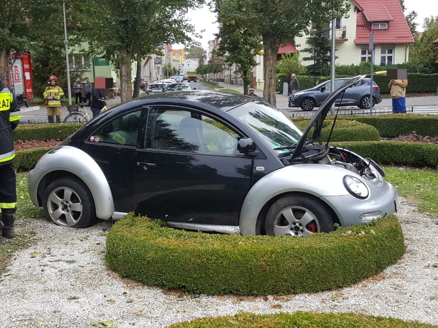 Niebezpieczne zdarzenie w Szczecinku. Auto wjechało do parku [zdjęcia]