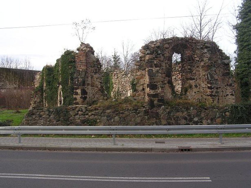 Zatonie ruiny kościoła