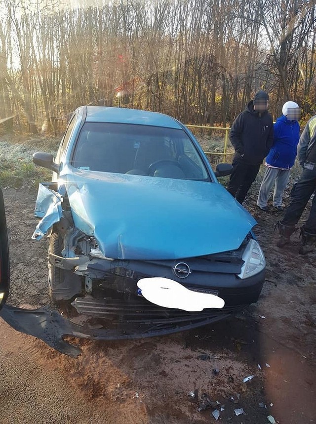 W piątek rano na drodze koło Bukowca osobowy opel zderzył się z ciągnikiem. Jedna osoba została przewieziona do szpitala. W akcji ratowniczej uczestniczyli strażacy ochotnicy z Lutola Suchego i zawodowi z Międzyrzecza.