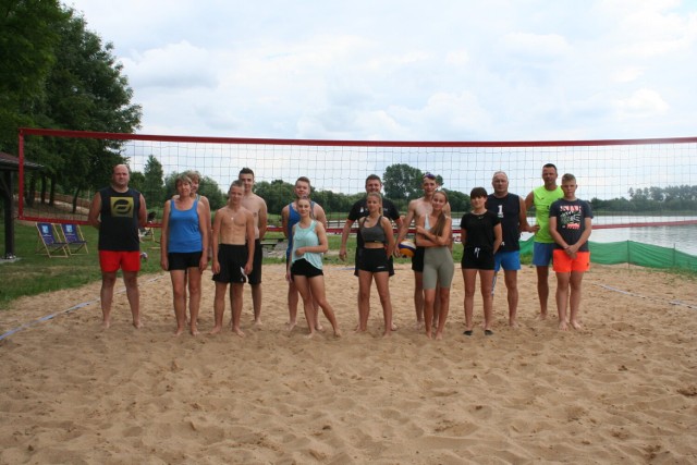 Uczestnicy rodzinnego turnieju w siatkówkę plażową w Laskowie.