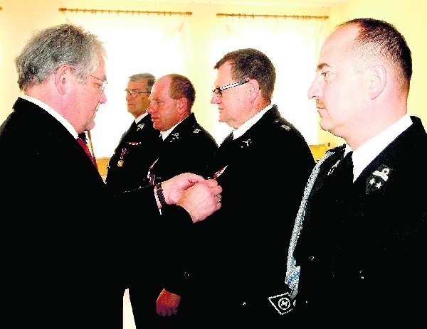 Krzyże Zasługi wręczył strażakom wojewoda Stanisław Kracik