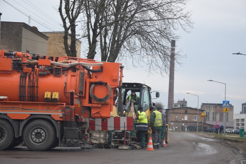 Utrudnienia przy ulicy Nacławskiej w Kościanie. Awaria wodociągu FOTO