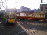Wykolejenie tramwaju na Piotrkowskiej w Łodzi [ZDJĘCIA]