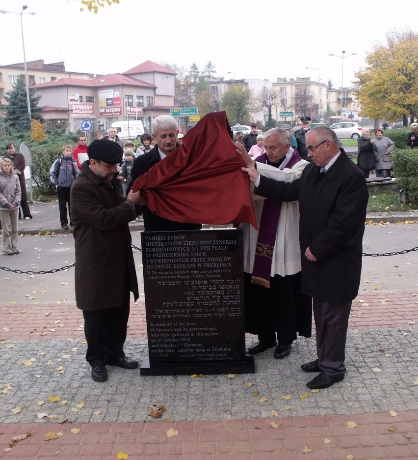 Zdewastowano obelisk poświecony pamięci opoczyńskich Żydów zamordowanych w Treblince