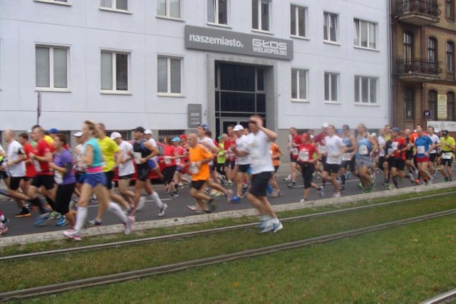 Poznań Maraton przed redakcją "Naszego Miasta"