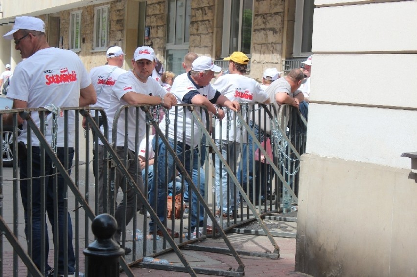 „Solidarność” blokuje posłom wyjście z sejmu. Demonstracja...