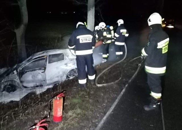 Strażacy w gminie Pruszcz płonące auto gasili pianą. Samochód spłonął jednak doszczętnie. Straty oszacowano na 60 tysięcy złotych