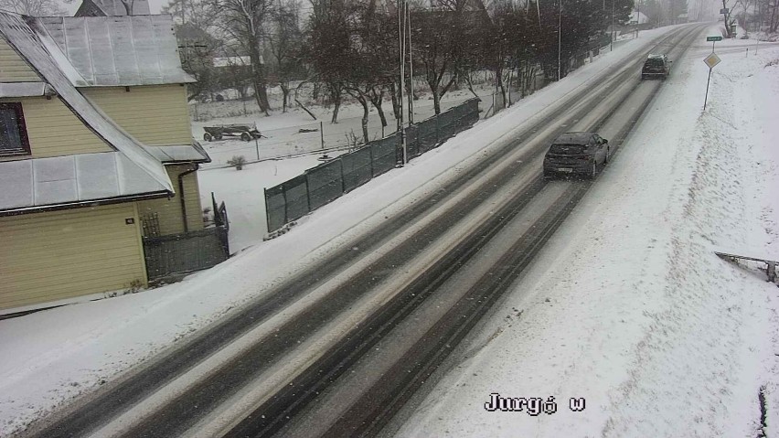 Fatalne warunki na górskich drogach. Kierowcy mają problemy z podjazdem na Snozkę. Kolizja czterech aut w Nowym Targu 