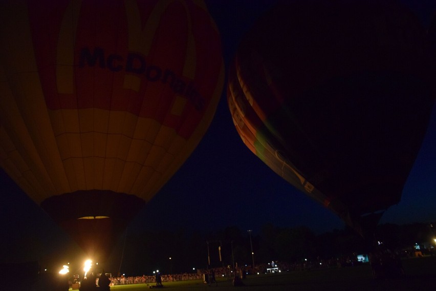 Nocna gala balonowa w Szczecinku. Światło i dźwięk [zdjęcia]