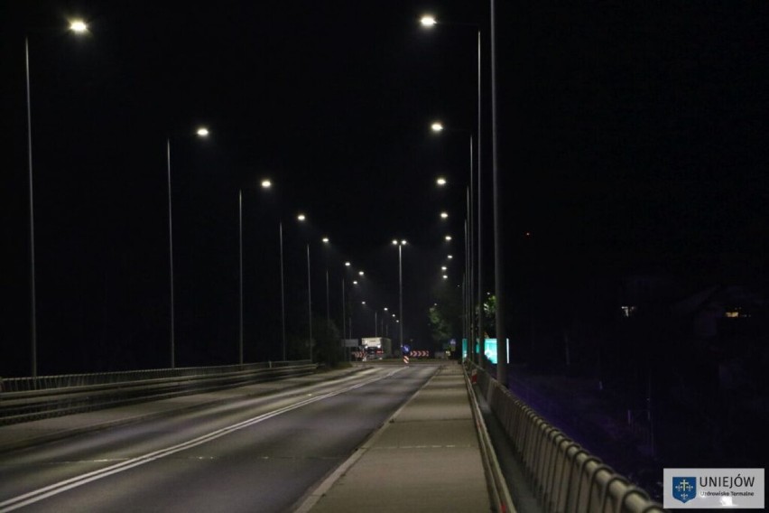 Uniejów wprowadza ograniczenia w oświetleniu ulicznym. Nocna przerwa od 23 do 5 rano ZDJĘCIA