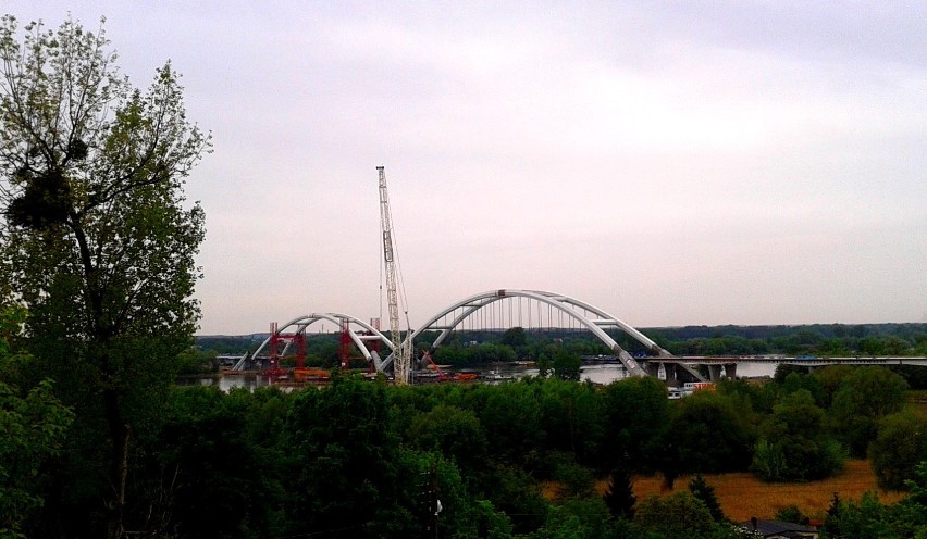 Przęsła nowego mostu w Toruniu połączyły dwa brzegi Wisły.