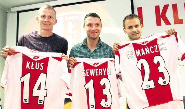Nowi piłkarze ŁKS prezentują koszulki, w jakich będą grać w zespole z al. Unii