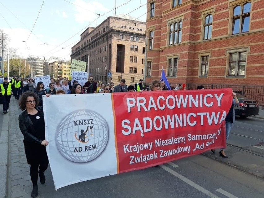 Uwaga kierowcy we Wrocławiu. Demonstrują pracownicy sądów i prokuratur. Centrum zakorkowane