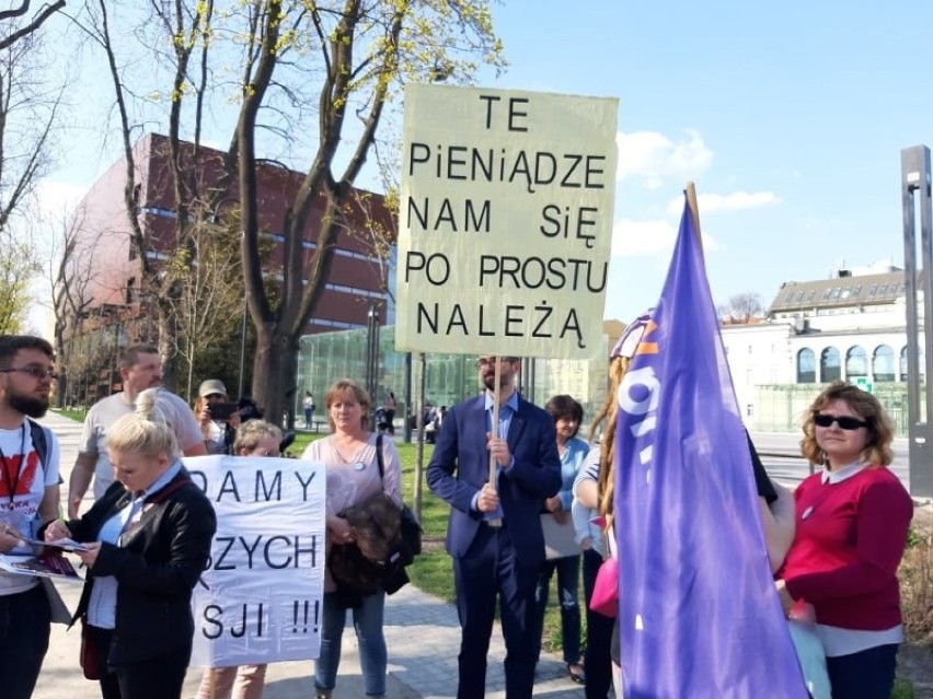 Uwaga kierowcy we Wrocławiu. Demonstrują pracownicy sądów i prokuratur. Centrum zakorkowane