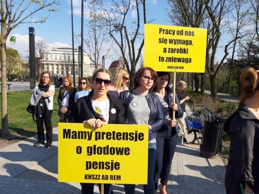 Uwaga kierowcy we Wrocławiu. Demonstrują pracownicy sądów i prokuratur. Centrum zakorkowane
