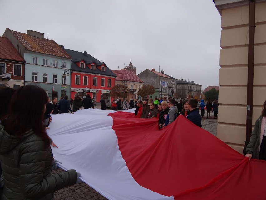 100 metrowa flaga Polski przed miejskim ratuszem[FOTO]