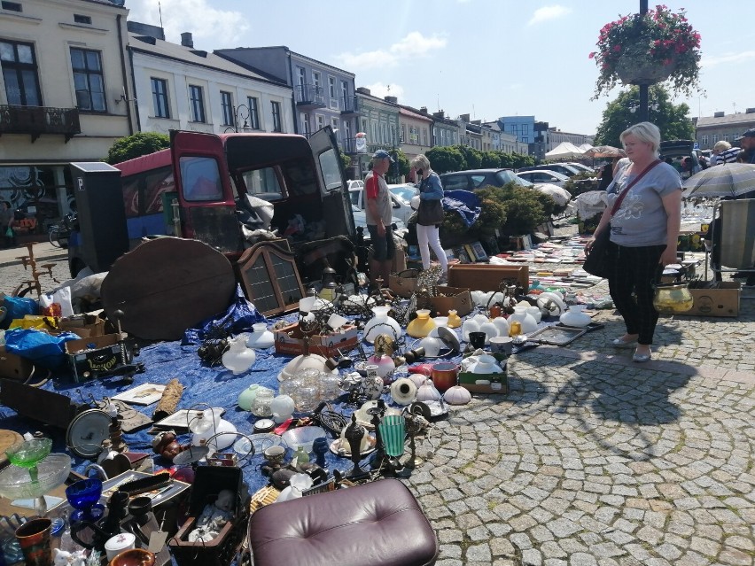 Targi staroci znów na skierniewickim Rynku. Pogoda sprzyjała sprzedającym i kupującym