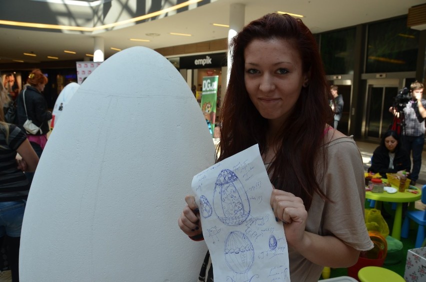 Dziennik Zachodni w CH Pogoria maluje jajko giganta. Zobaczcie jak powstawała ogromna pisanka!