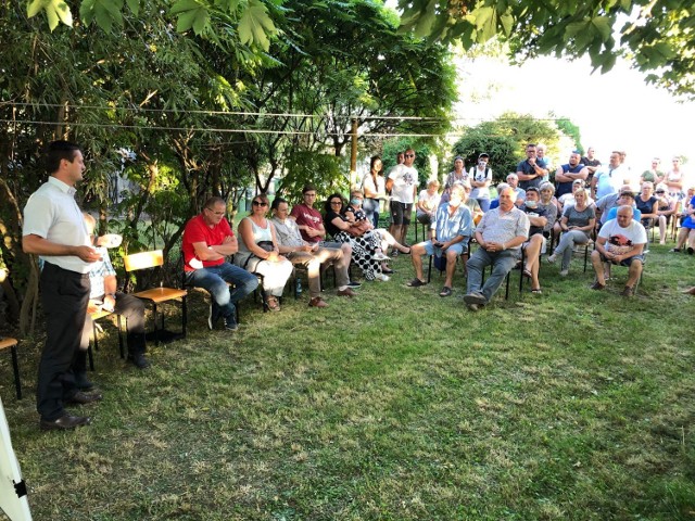 W sierpniu w Bartoszewicach mieszkańcy rozmawiali z wójtem i radnymi gminy Płużnica o inwestycji planowanej przez firmę Green Peaks Energy na terenie Płużnickiego Parku Inwestycyjnego