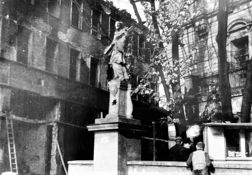 Rok 1945, już po wojnie. Figura św. Jana Nepomucena, w tle...