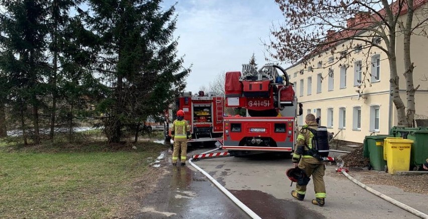 Pożar domu wielorodzinnego w Elblągu. Całkowicie spaliło się jedno mieszkanie! ZDJĘCIA