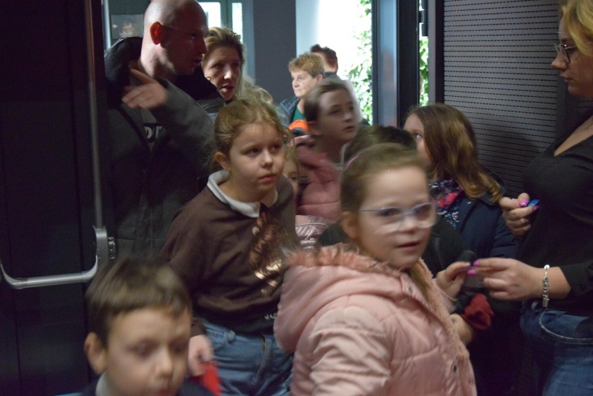 Dziecięca publiczność na spektaklu w Centrum Kultury i Sztuki w Skierniewicach 