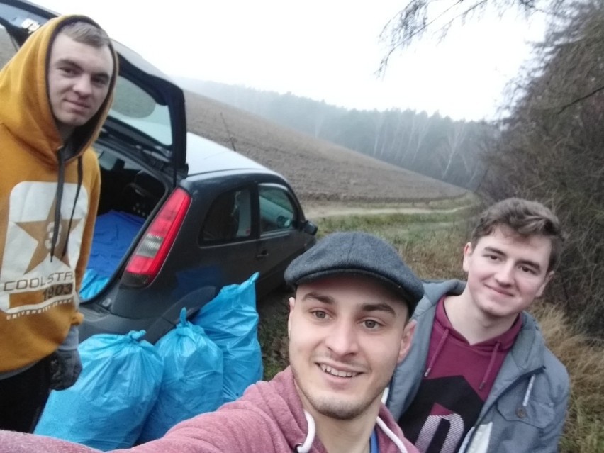 Mieszkańcy Rudnicza sami posprzątali śmieci przy drodze w kierunku Wągrowca