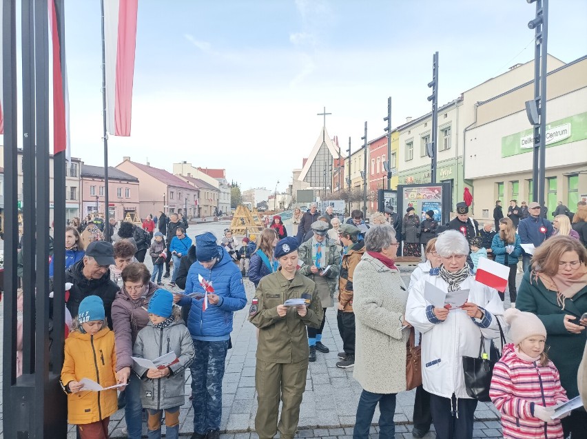 Przy dźwiękach marszowego rytmu, jaworznianie przeszli pod...