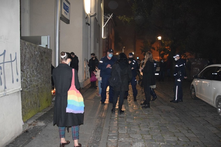 Zapalone znicze i protestujący przed TVP w Opolu.