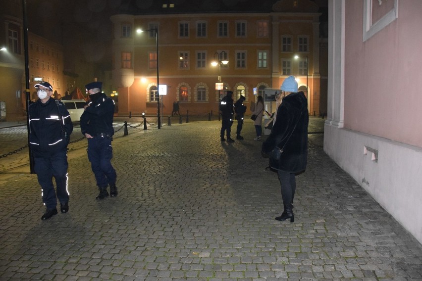 Zapalone znicze i protestujący przed TVP w Opolu.