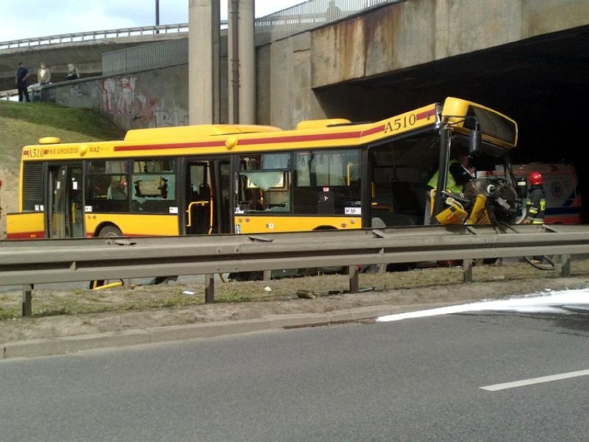 Autobus zjechał ze skarpy i uderzył w barierkę. 36 osób...
