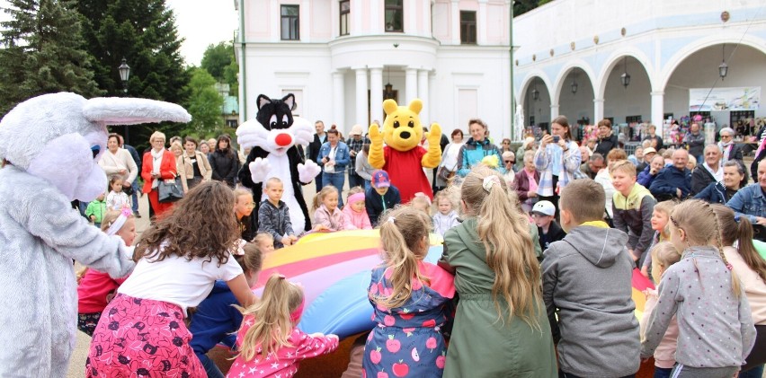 Wielka impreza na deptaku w uzdrowisku. Iwonicz-Zdrój obchodził imieniny. Była dobra zabawa, muzyka i tańce [ZDJĘCIA]