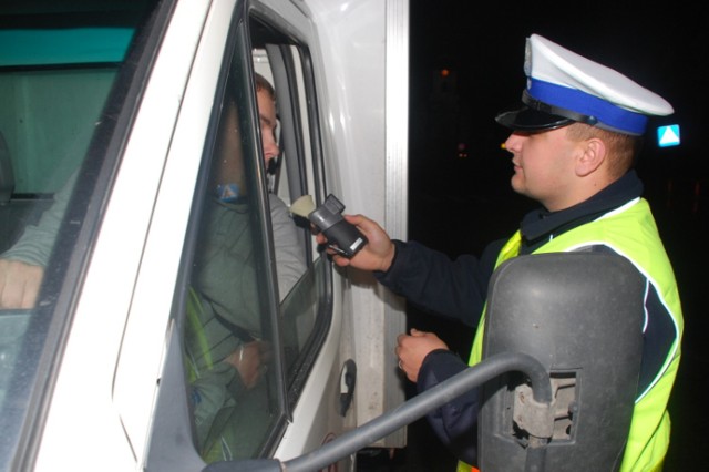 Nietrzeźwy kierowca autobusu w Ogrodzieńcu to jeden z dwóch takich przypadków odnotowanych w piątek rano. Na zdjęciu sprawdzany jest jeden z 488 trzeźwych kierowców.