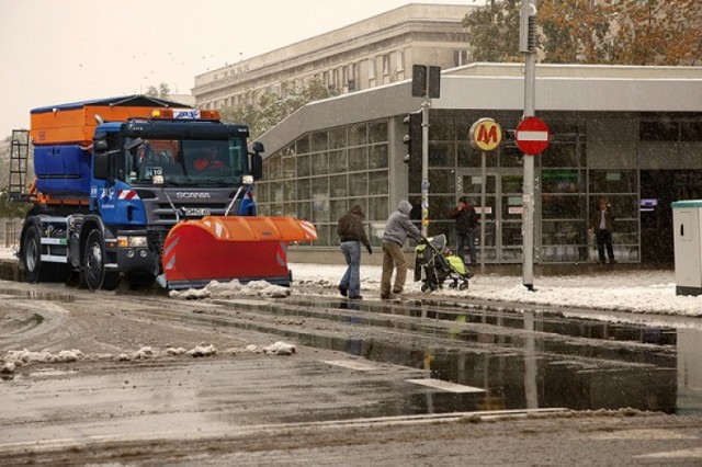 320 pługów gotowych do akcji. Na drogach znowu posypią solą