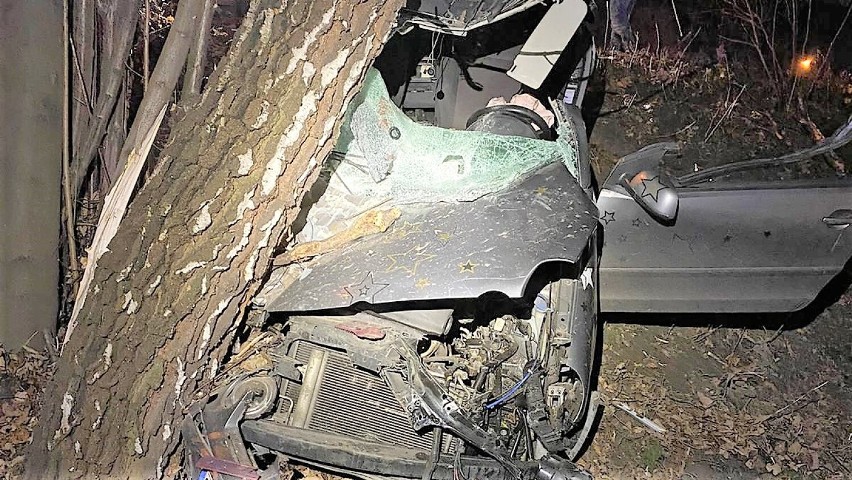 21-latek uderzył autem w drzewo