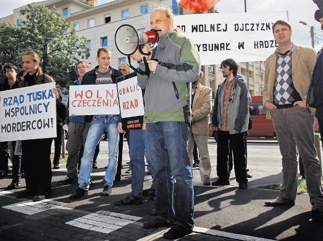 Filip Rdesiński (pierwszy z prawej) stał w sobotę wśród demonstrantów, którzy trzymali plansze z hasłami: "Obalić rząd" czy "Rząd Tuska - wspólnicy morderców"