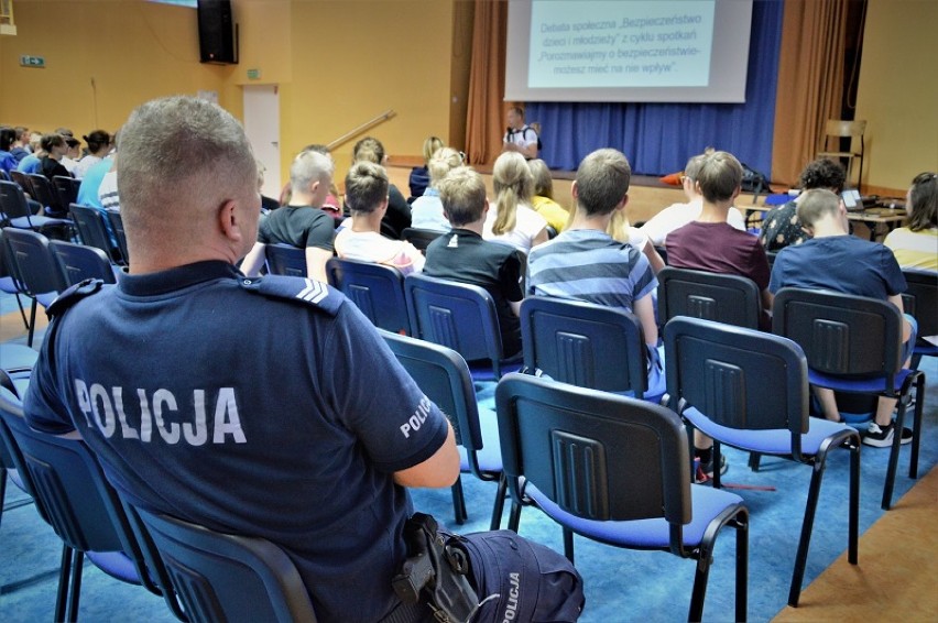 "Bezpieczeństwo dla dzieci i młodzieży" - debata z policjantami w Szkole Podstawowej nr 1 w Tczewie [ZDJĘCIA]