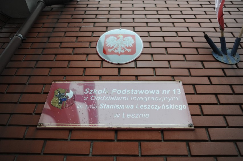 Tęczowy plakat dzieci z SP13 na razie wisi w jednym w pomieszczeń SP13 w Lesznie