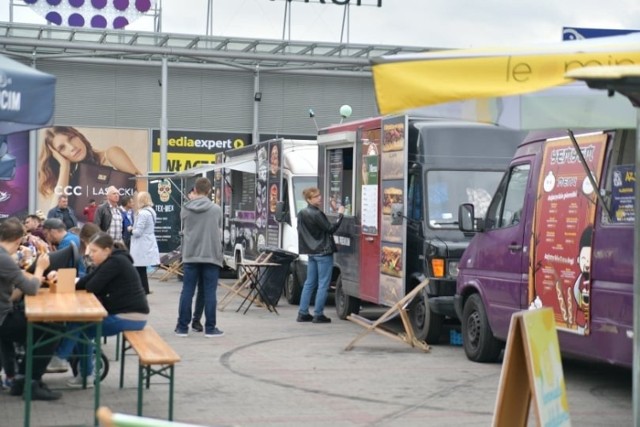 Na parkingu przy OMNI Centrum w Radomiu trwa zlot food trucków. Do naszego miasta przyjechało kilkunastu wystawców serwujących potrawy z różnych kontynentów.