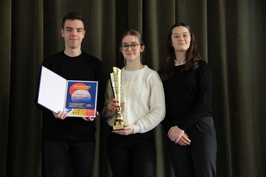 Drużyna z I LO w Legnicy wygrała Olimpiadę Wiedzy Konsumenckiej dla uczniów szkół ponadpodstawowych, zobaczcie zdjęcia